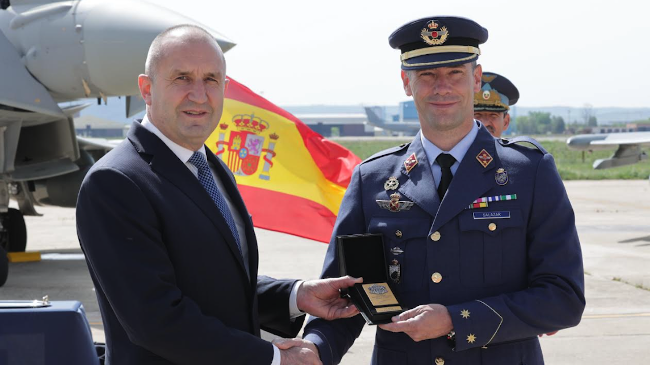 Радев отличи с почетен знак на президента 14-о авиокрило от състава на испанските ВВС