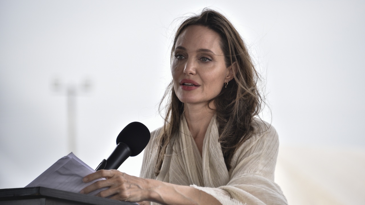 И Анджелина Джоли бяга от бомбите в Украйна