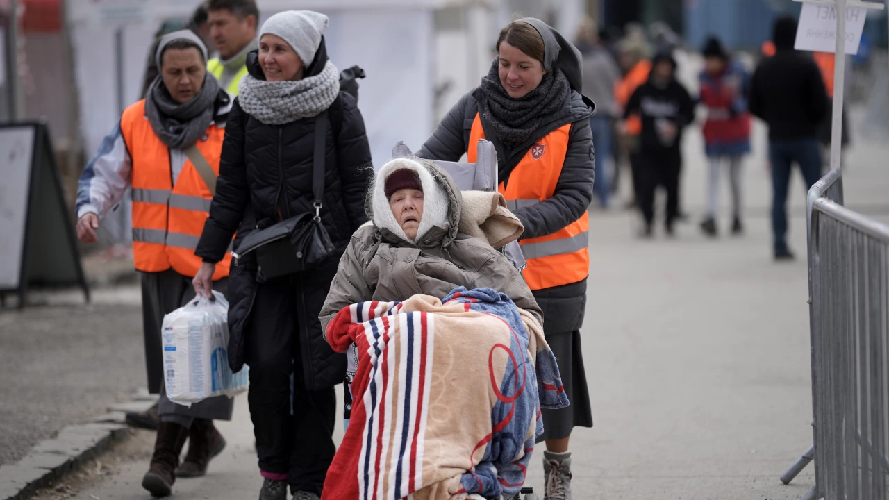 Русия съобщи че отваря хуманитарен коридор за цивилни които да