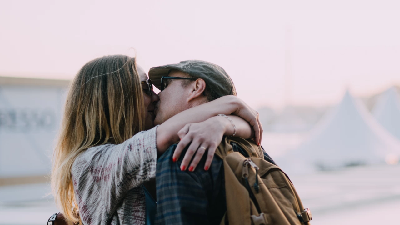 Ортодонт препоръчва хората да се целуват по четири минути дневно