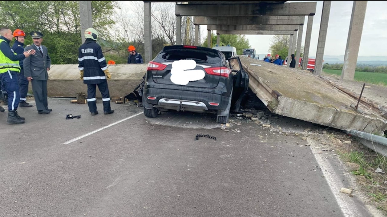 Железобетонна конструкция падна върху кола в района на завод в Девня