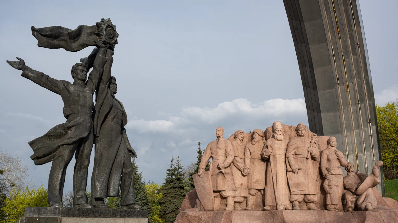 Кметството на Киев започна днес демонтажа на исторически паметник от