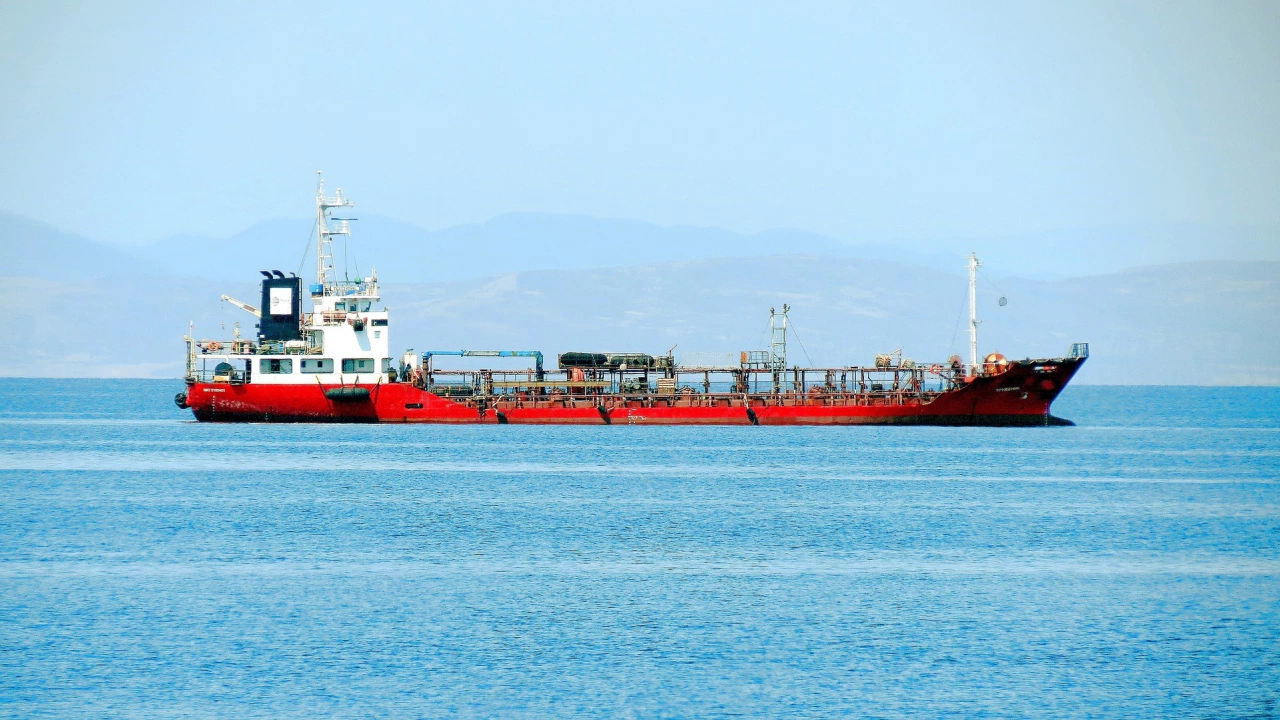 Работници на пристанището в Амстердам отпратиха танкер от Русия натоварен