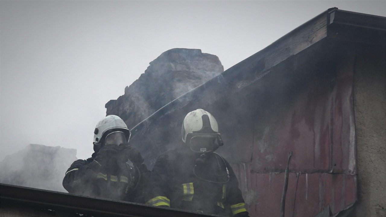 Пожар изпепели покрива на хотелски комплекс в Казанлък