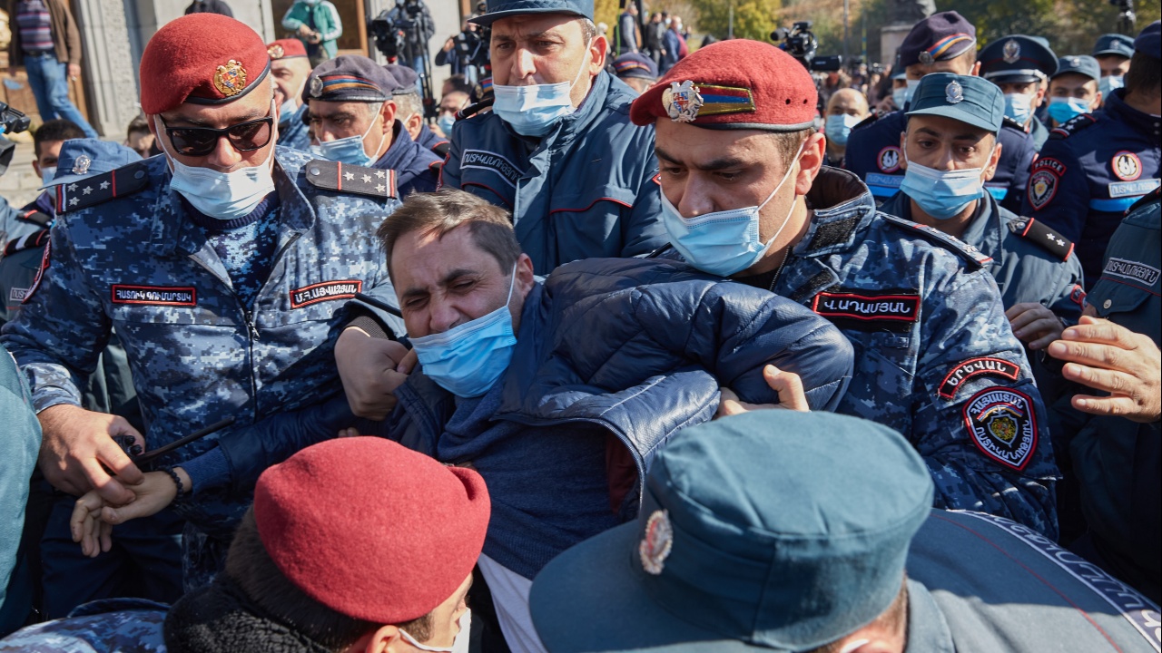 Арменската полиция задържа стотици протестиращи, призоваващи за оставката на Пашинян