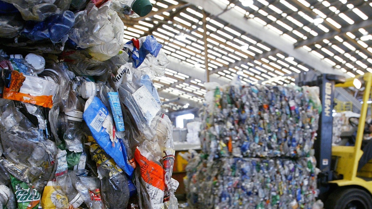 Учени създадоха ензим за бързо разграждане на пластмасови отпадъци