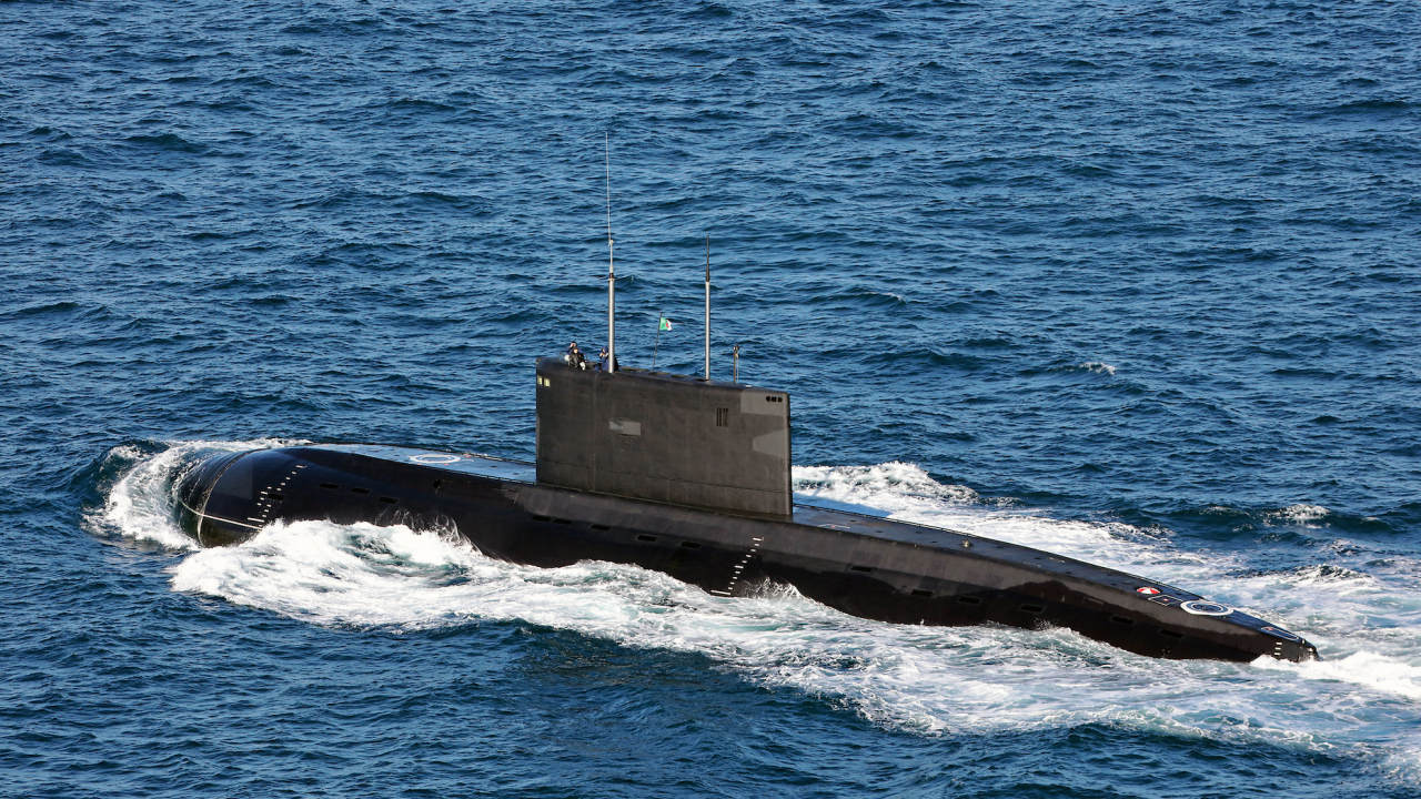 Руска подводница изплува в Черно море и изстреля две ракети