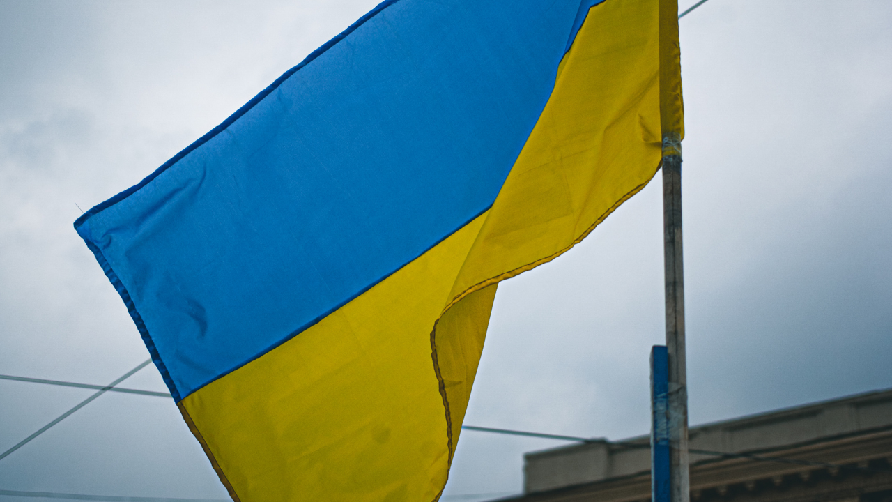 Украинското знаме отново на фасадата на Столичната община, след като от "Възраждане" го свалиха