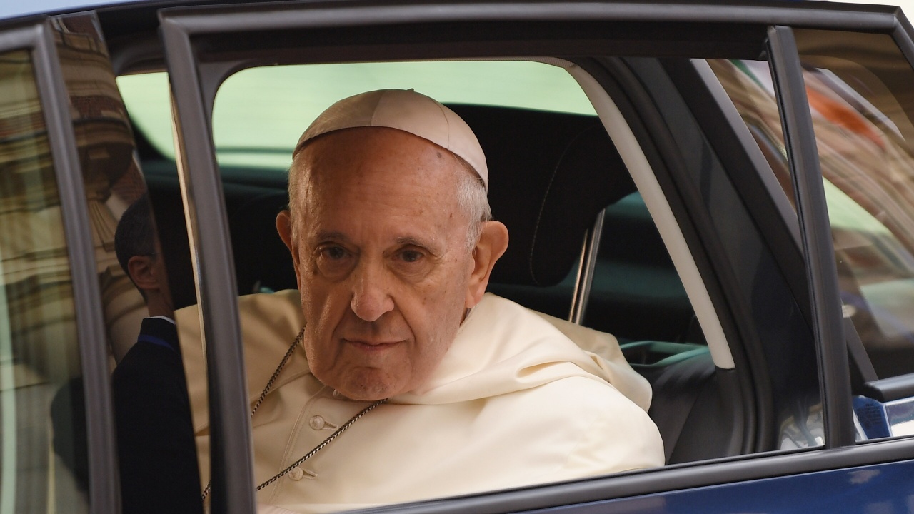 Папа Франциск се появи на публично място в инвалидна количка, след