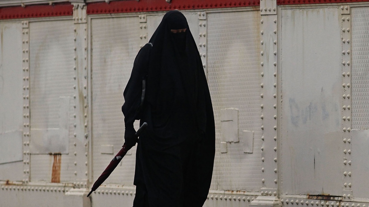Афганистанските талибани наредиха на жените да ходят с бурка на обществени места