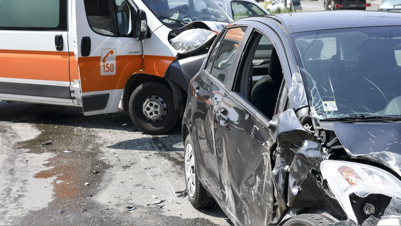 Катастрофа между линейка и лек автомобил е станала на пътя