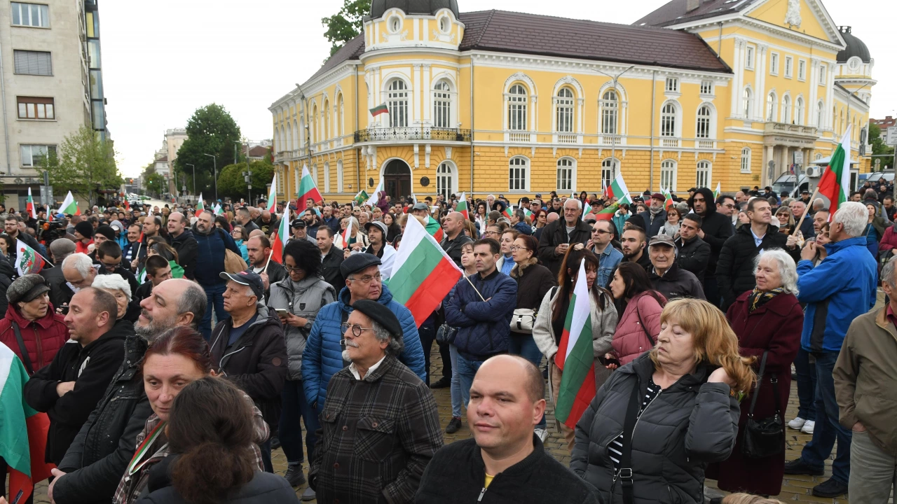 Десетки граждани се събраха на площад Народно събрание тази верчер