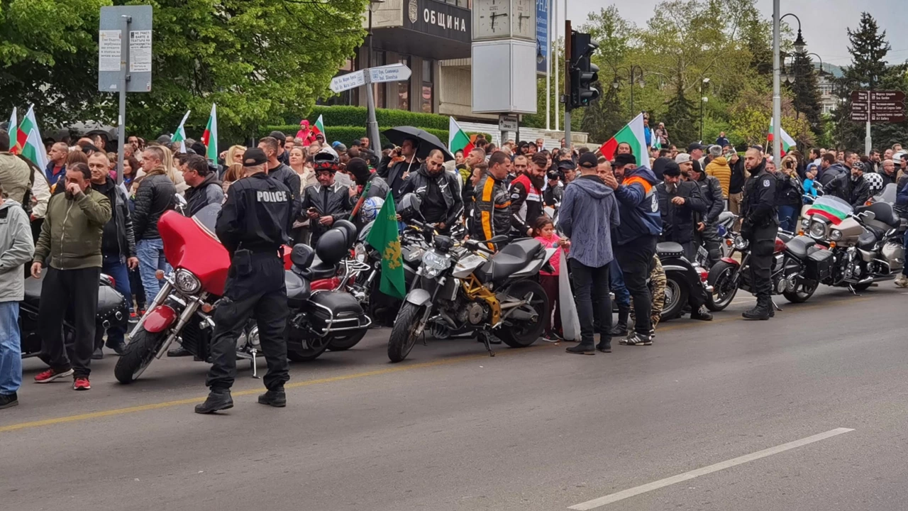 Хиляди се събраха на митинг шествие пред Общината във Варна Всичко
