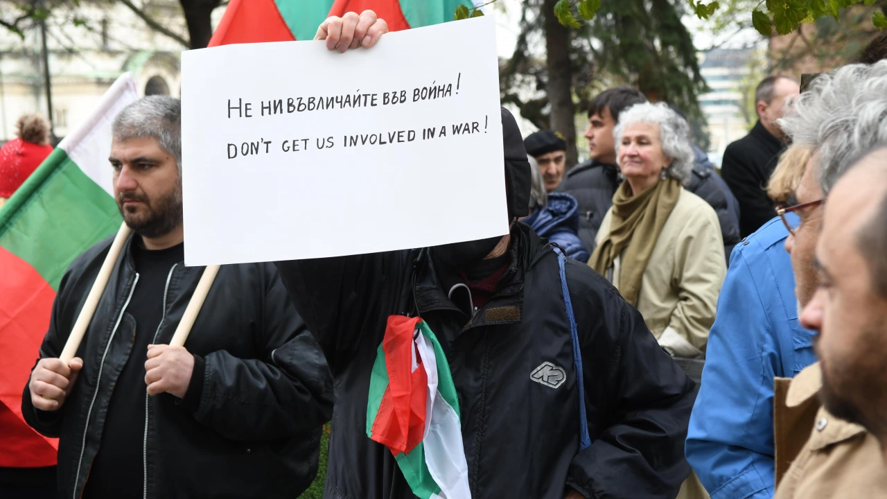 Докато депутатите решават да изпрати ли България оръжия за Киев