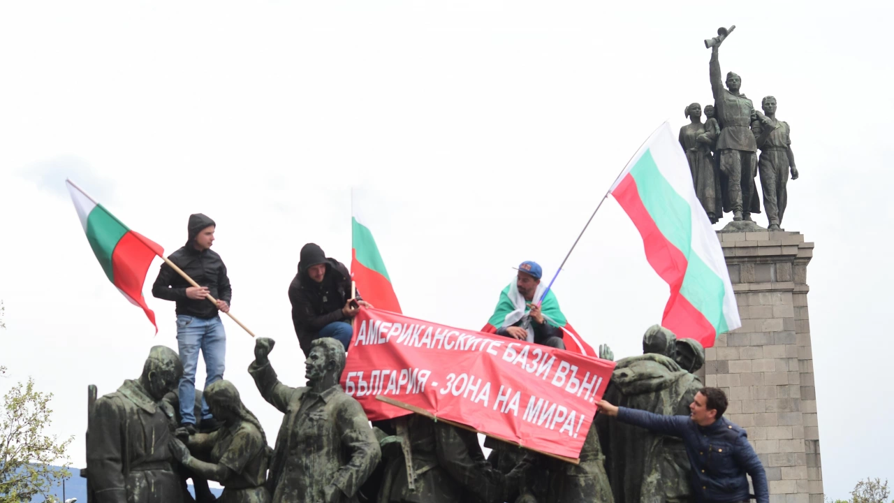 Сблъсъци белязаха протеста пред паметникът на Съветската армия в София при