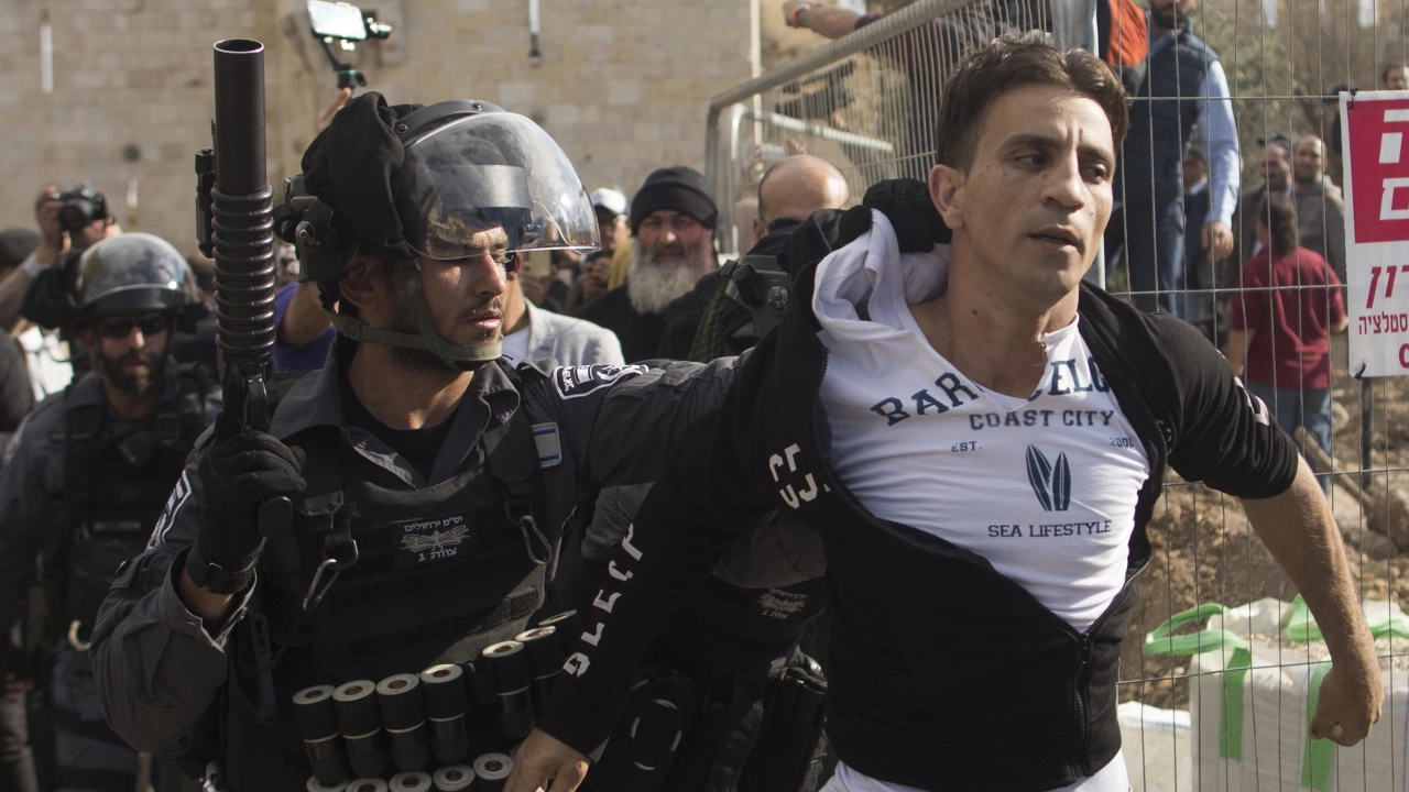 Израелските сили за сигурност арестуваха днес двама заподозрени палестинци три
