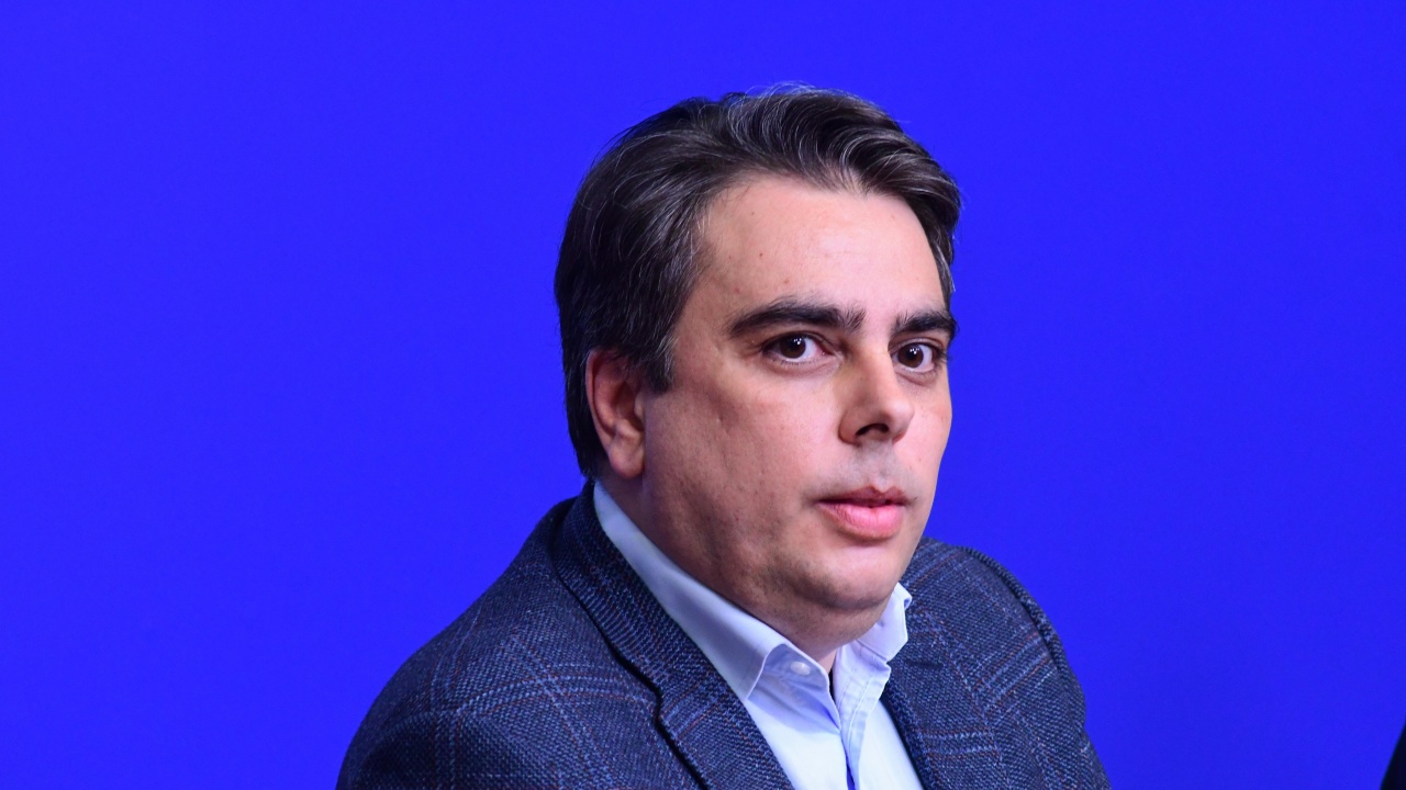Асен Василев свика извънреден съвет на управляващата коалиция
