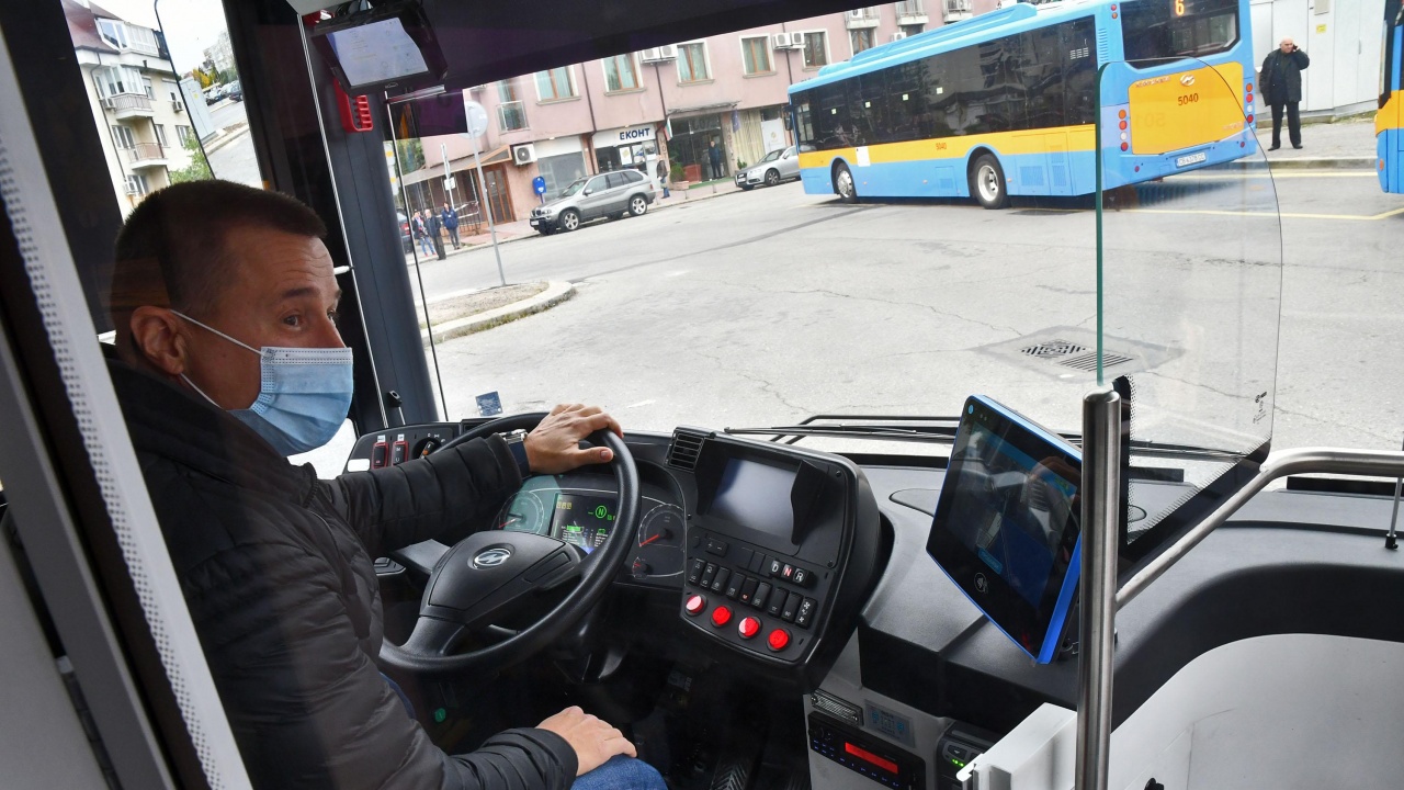 Служителите на градския транспорт в София може да не получат заплатите си този месец