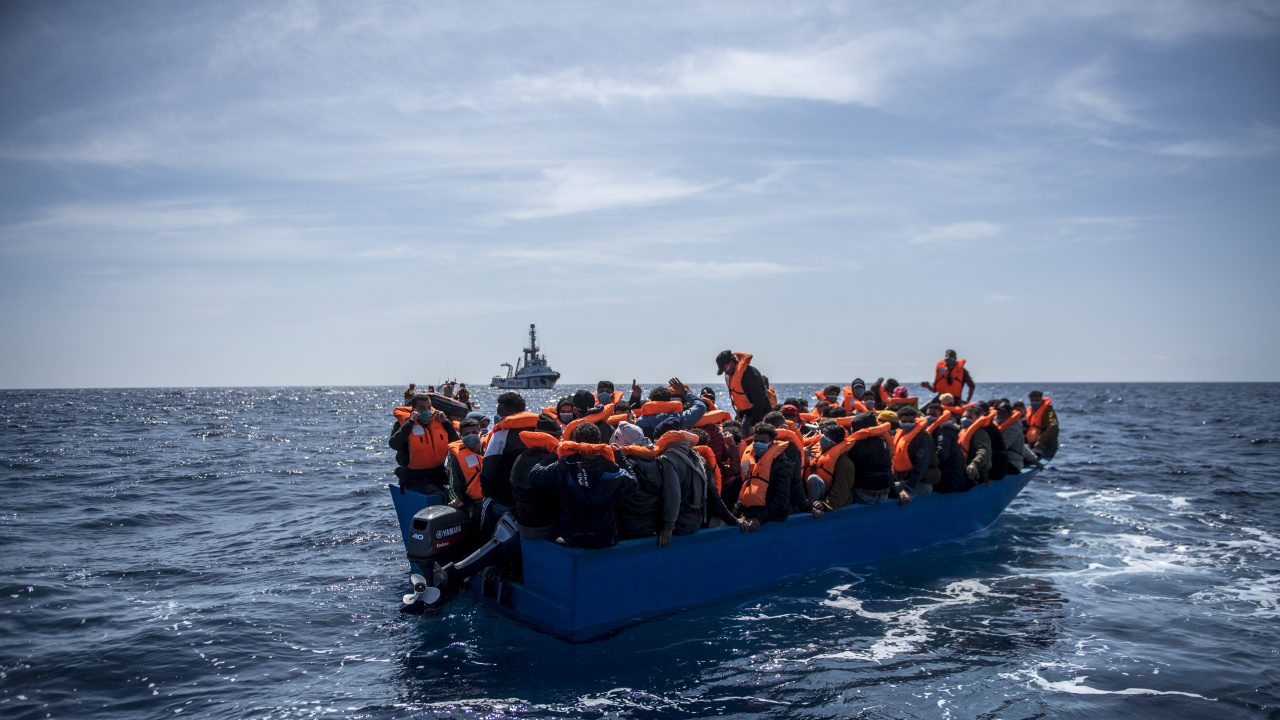 Испанската брегова охрана спаси 13 мигранти, чиято лодка потъна близо до Канарските острови