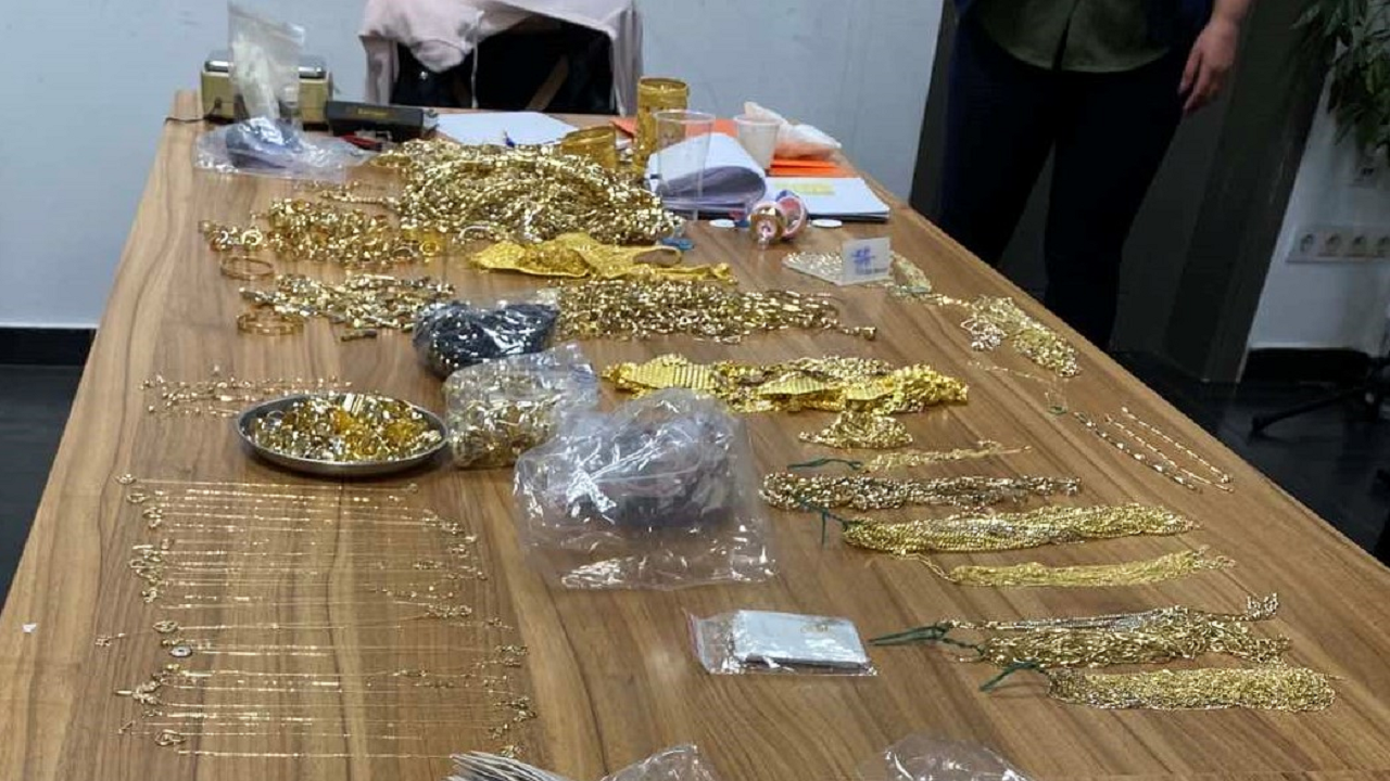 Удар от златни накити за близо 670 000 лева в тайник на автобус