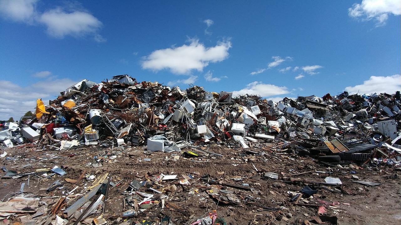 Откриха над 14 тона отпадъци в контейнер, пристигнал от САЩ в Румъния