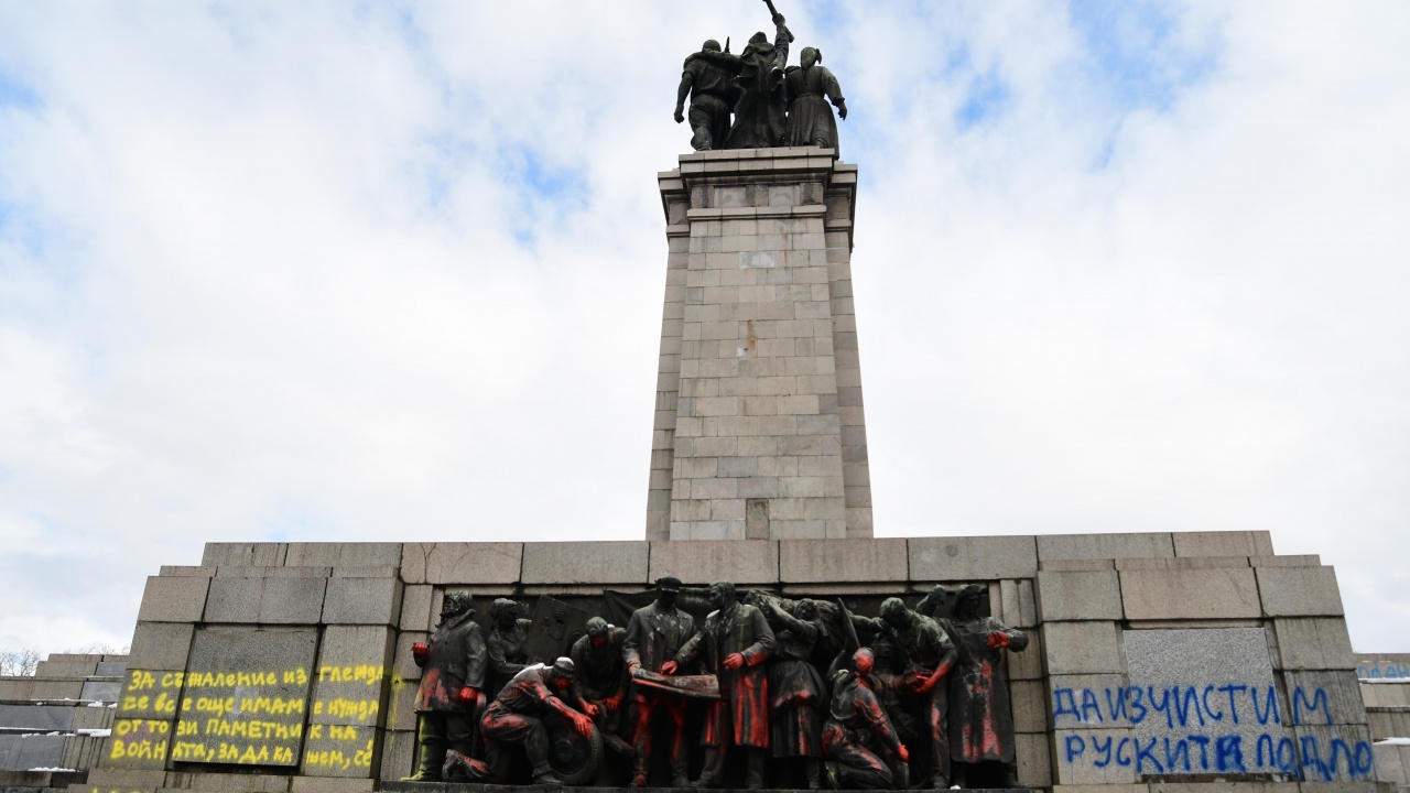 Поставиха скулптурата "Викът на украинската майка" срещу Паметника на съветската армия в София