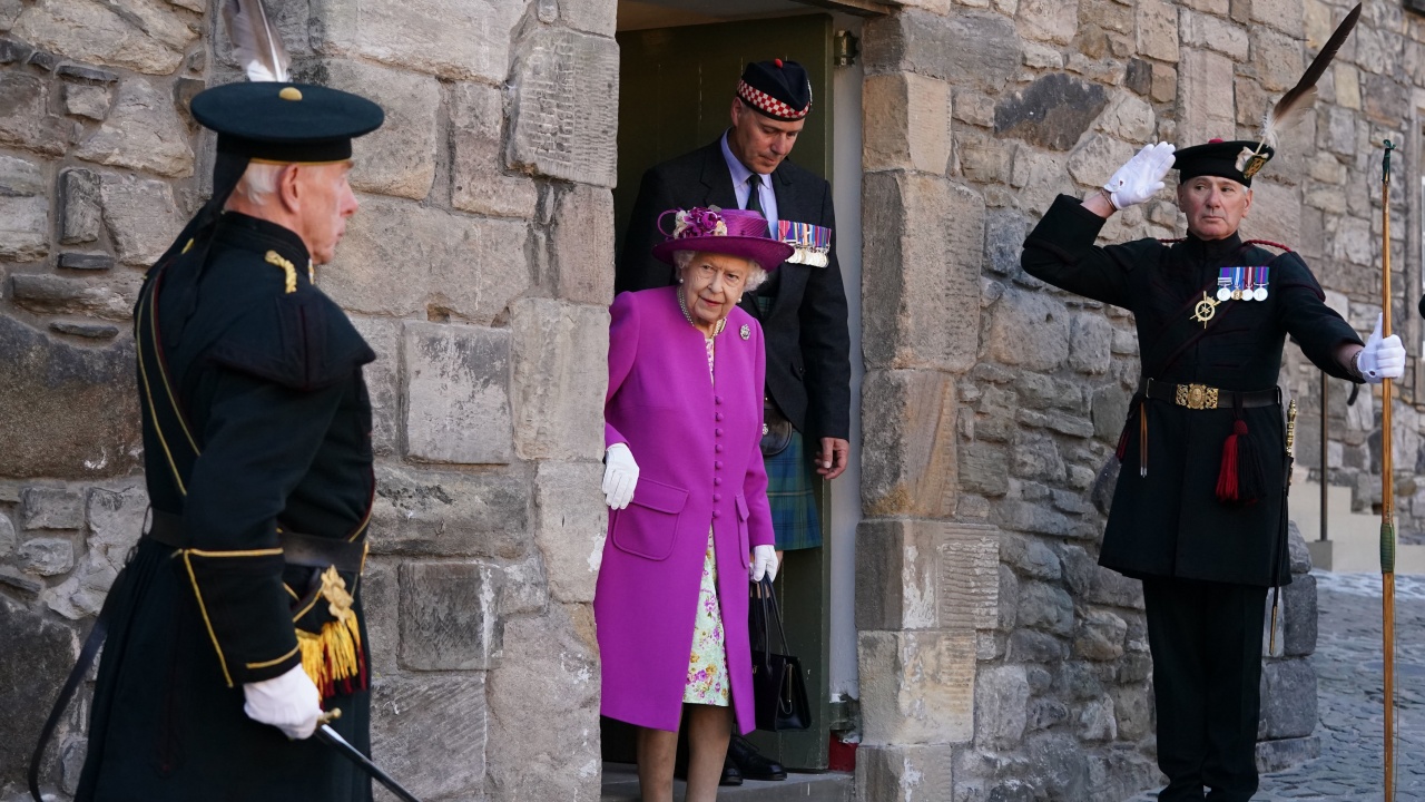 Кралица Елизабет Втора се появи публично, след като пропусна тържествената сесия на парламента