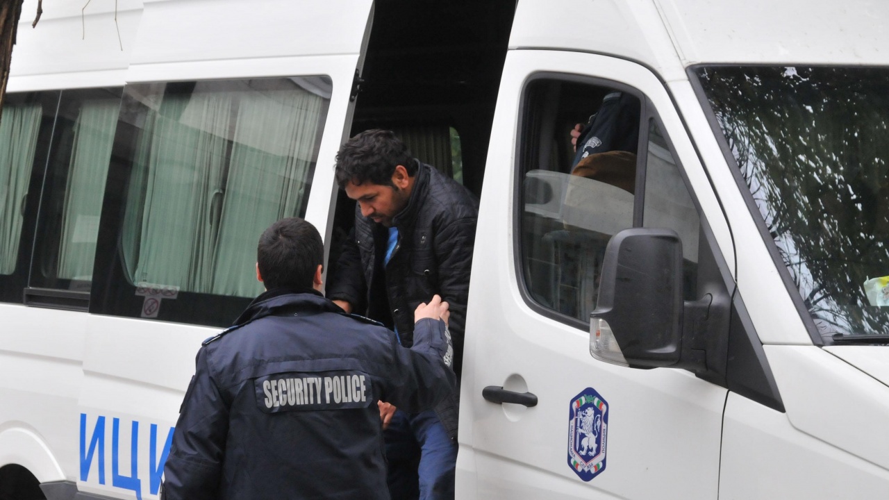 Бус с мигранти е задържан на пътя Банско-Симитли
