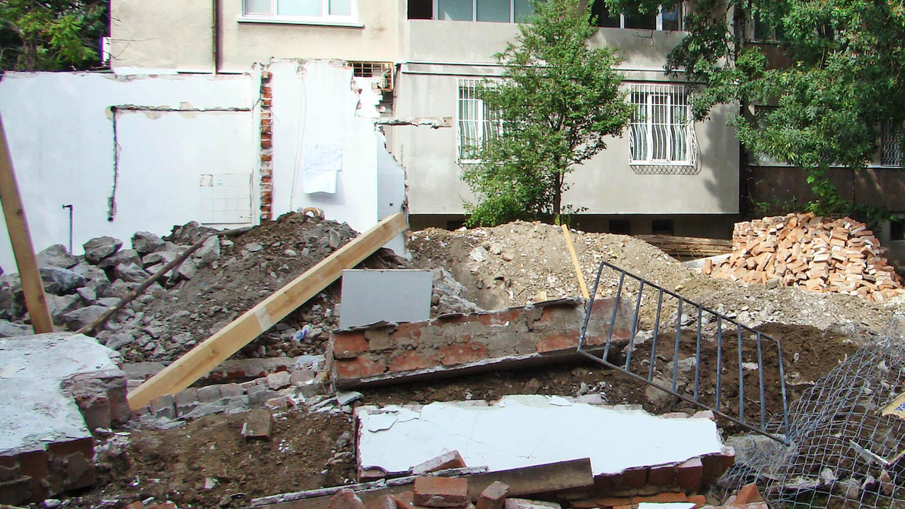 Инцидент с дете в Бургас.
Стена на изоставена сграда е затисна