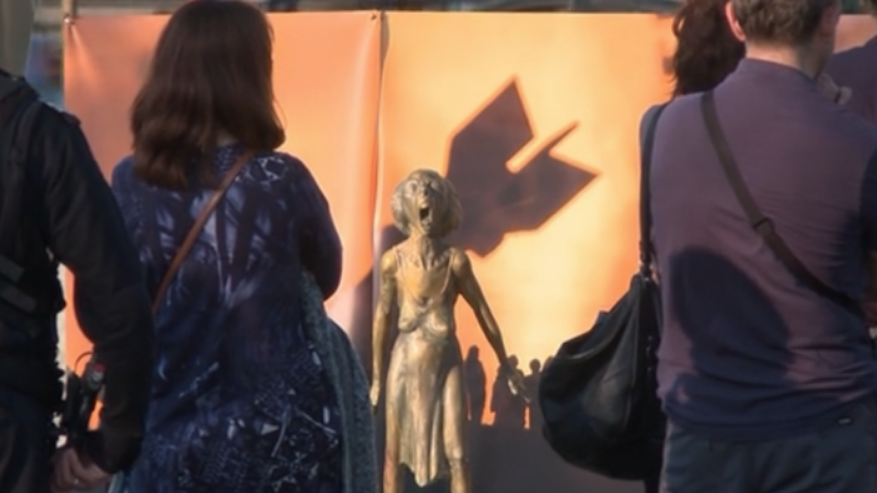 Скулптурата Викът на украинската майка, която вчера беше показана в