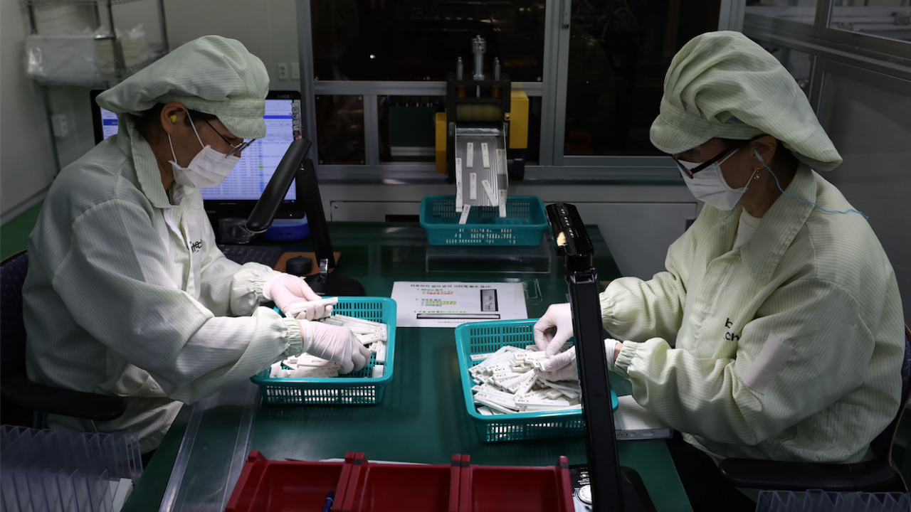 Северна Корея, която призна за първи случаи на коронавирус, съобщи за 21 починали с "повишена температура"