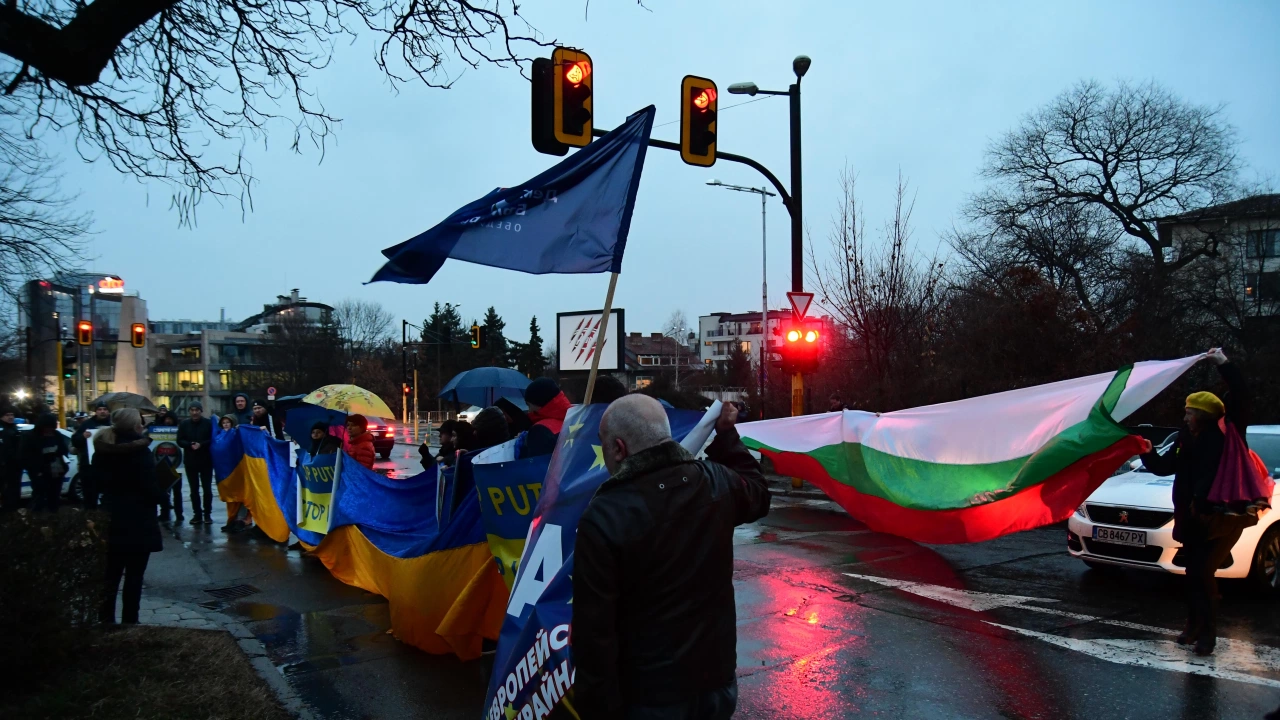 Граждани се събират на шествие наречено Поход срещу руския фашизъм
