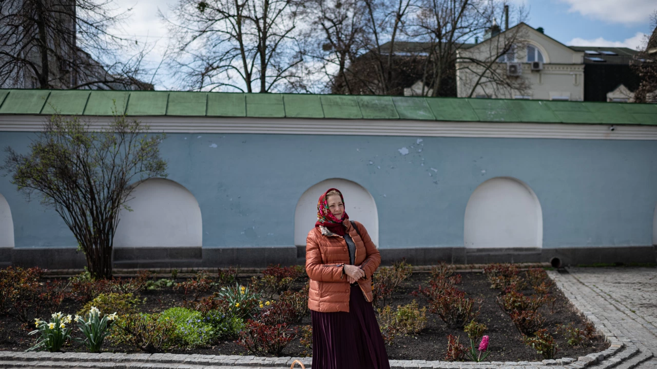 Руснаците ги няма лалетата вече цъфнаха но 72 годишната Зинаида