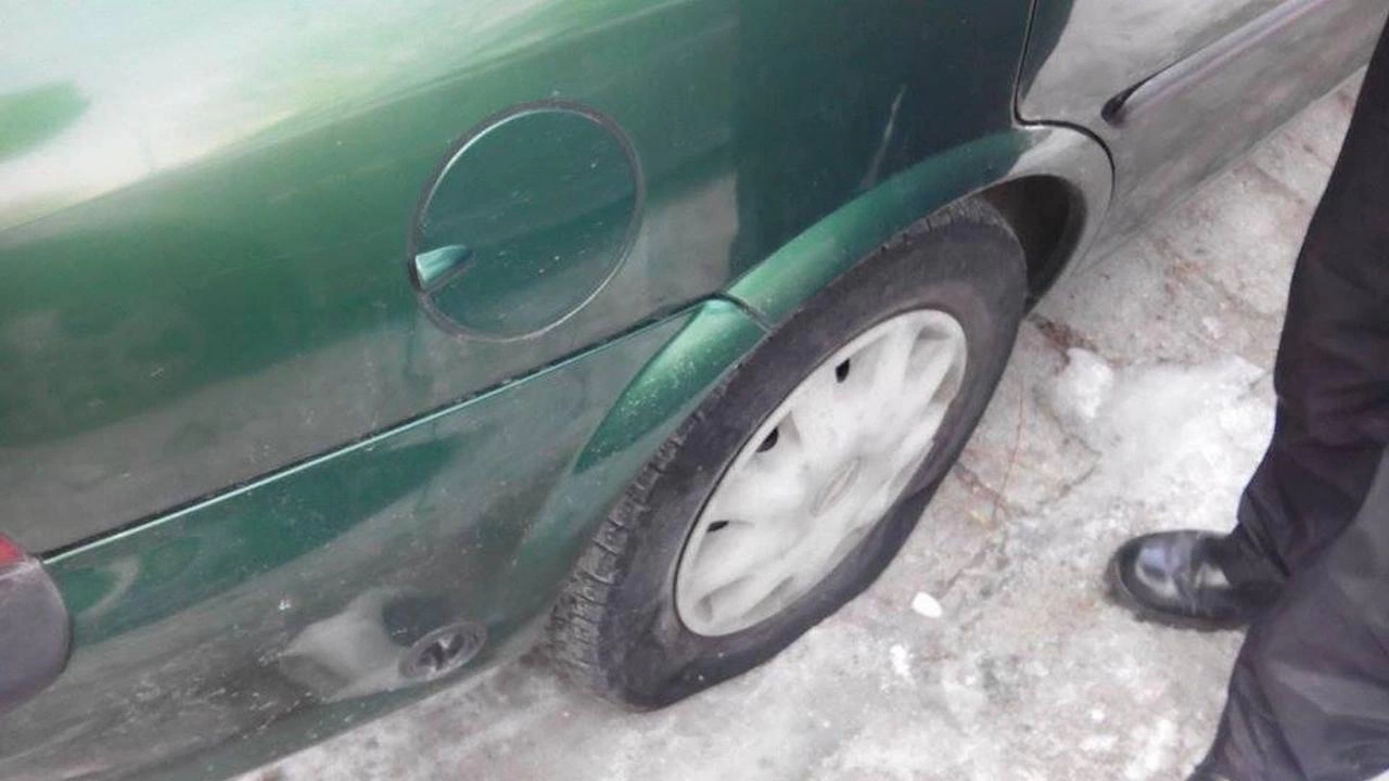 Полицията в Ямбол разследва сигнал за срязани гуми на 23