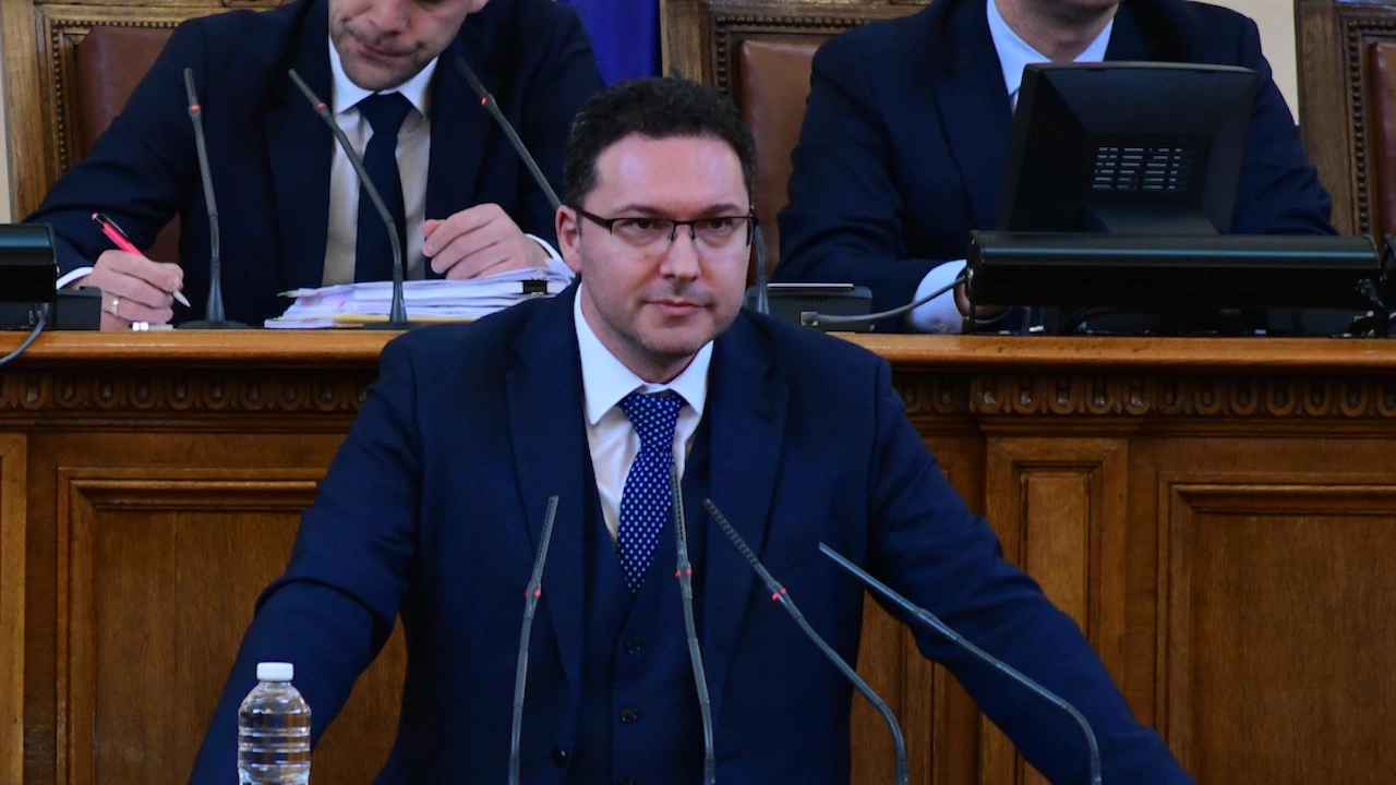 Единодушно с 202 гласа за парламентът подкрепи предложението на ГЕРБ СДС
