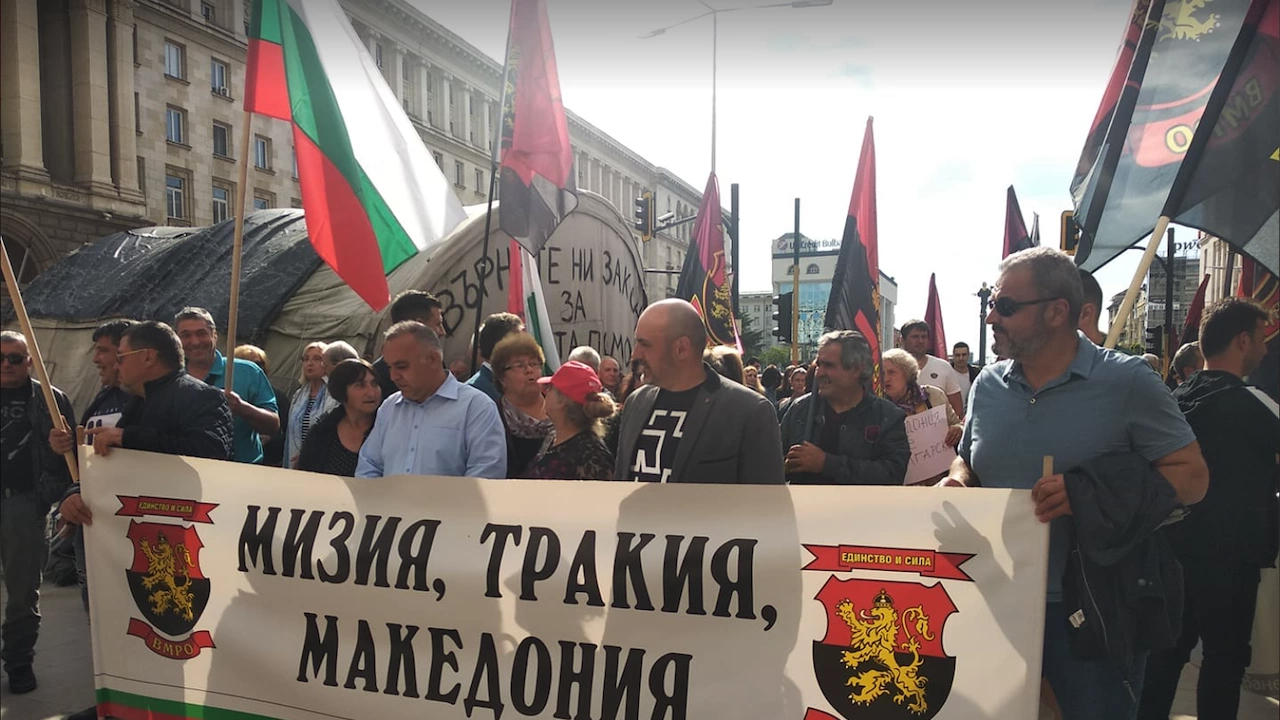 Десетки граждани се включиха в митинг концерта пред Министерски съвет Не