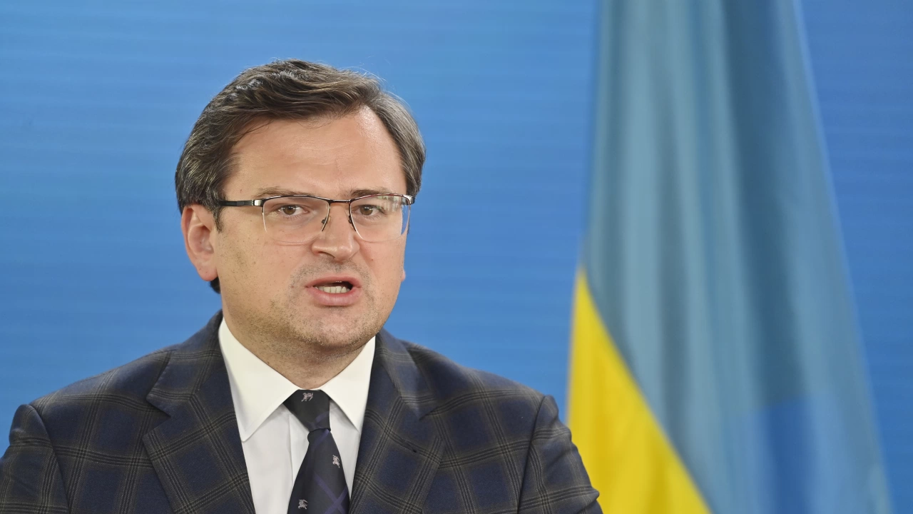Първият дипломат на Украйна Дмитро Кулеба поиска днес в Европейския