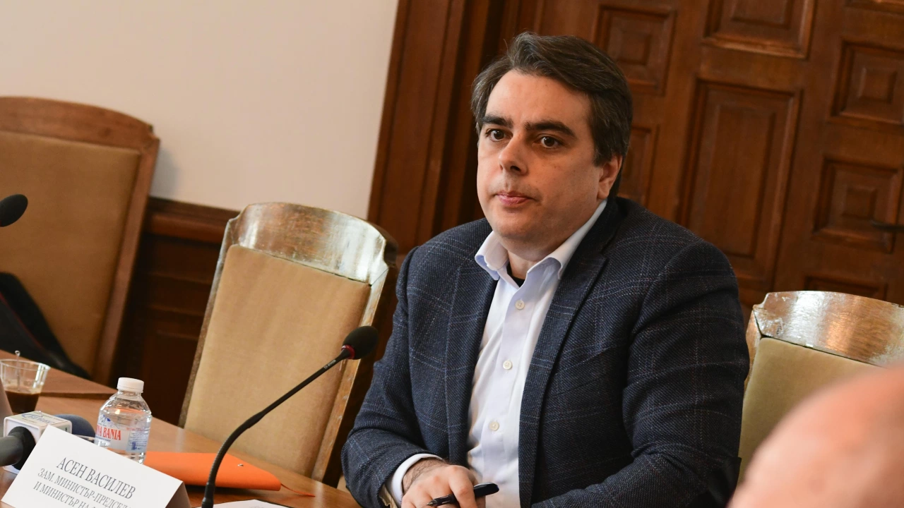 Вицепремиерът и министър на финансите коментира в колуарите на парламента