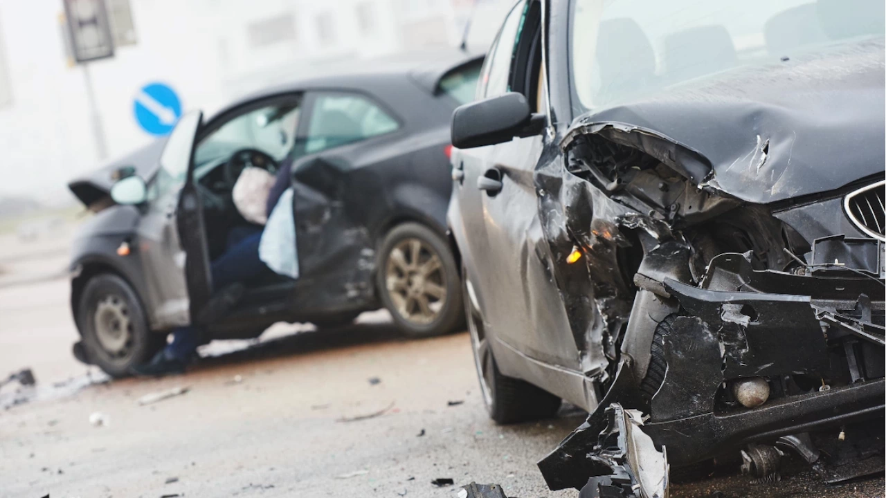 Два автомобила с 18 годишни шофьори зад волана катастрофираха снощи в