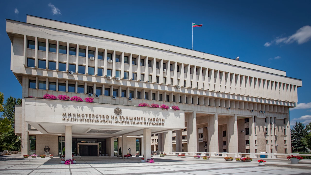 МВнР потвърждава отзоваването на един служител на българското посолство в