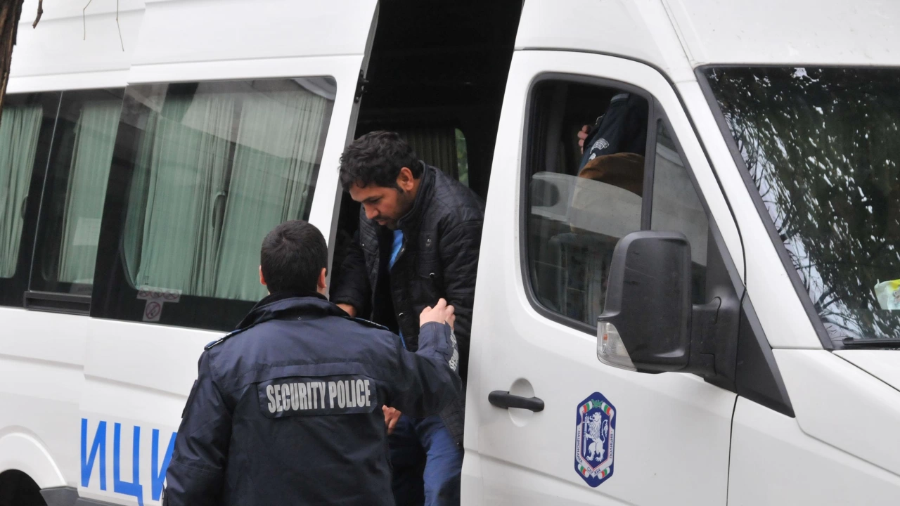 Микробус с 18 мигранти беше задържан на пътя Банско Симитли в