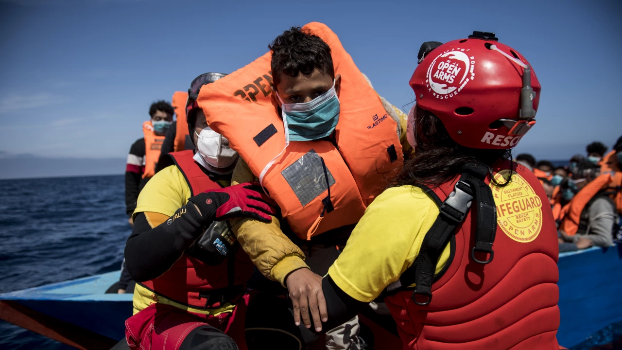 Поне 20 мигранти които пътували в надуваема лодка са били