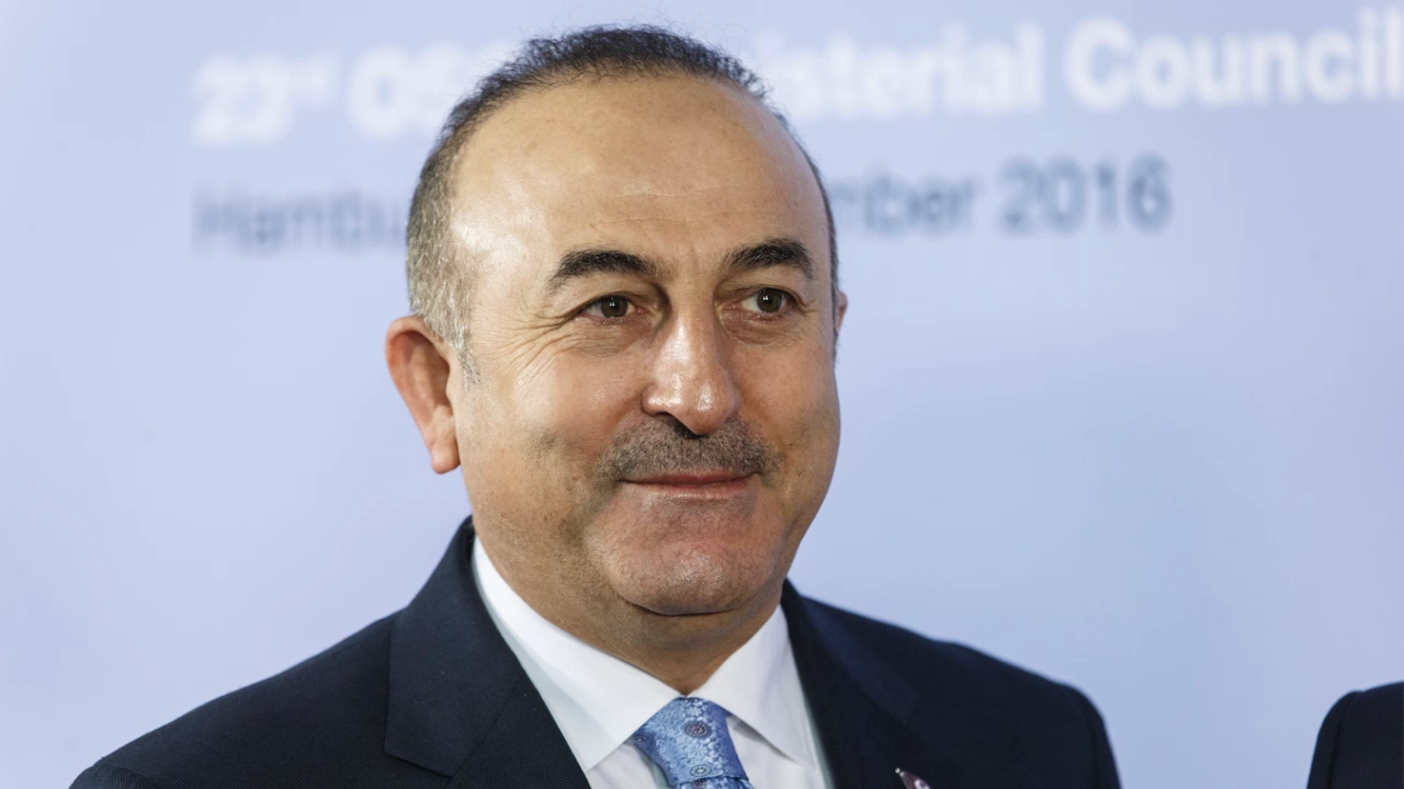 Турският министър на външните работи Мевлют Чавушоглу проведе снощи тристранна