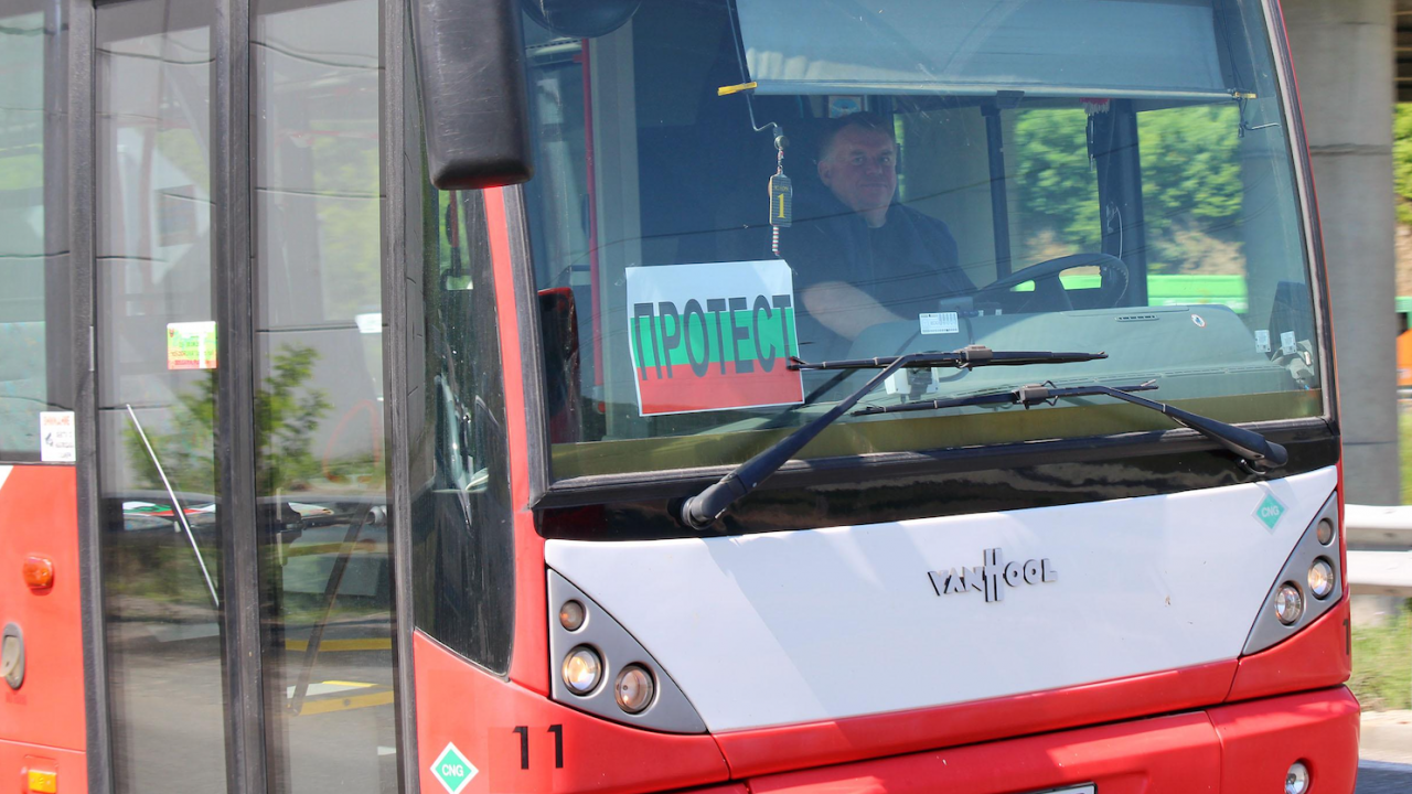 Превозвачи от Смолян спряха в знак на протест автобусни линии към Пловдив и София