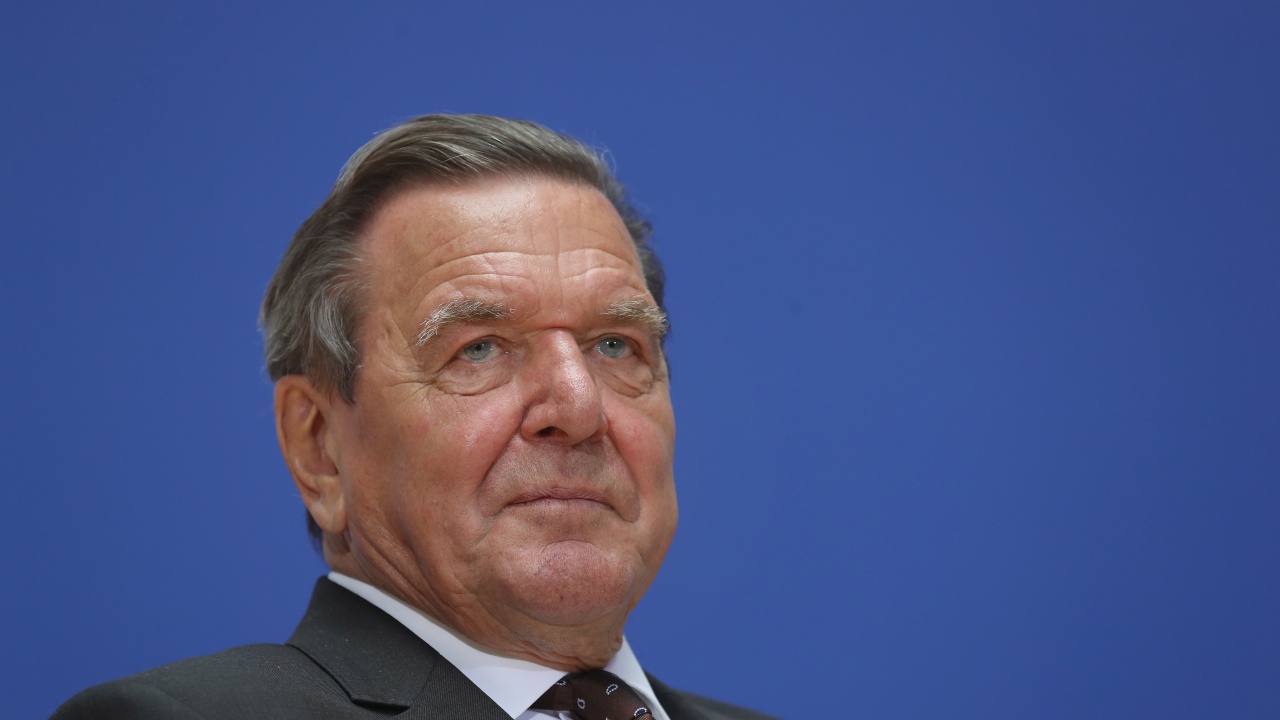 Бившият германски канцлер Герхард Шрьодер бе наказан от правителството заради