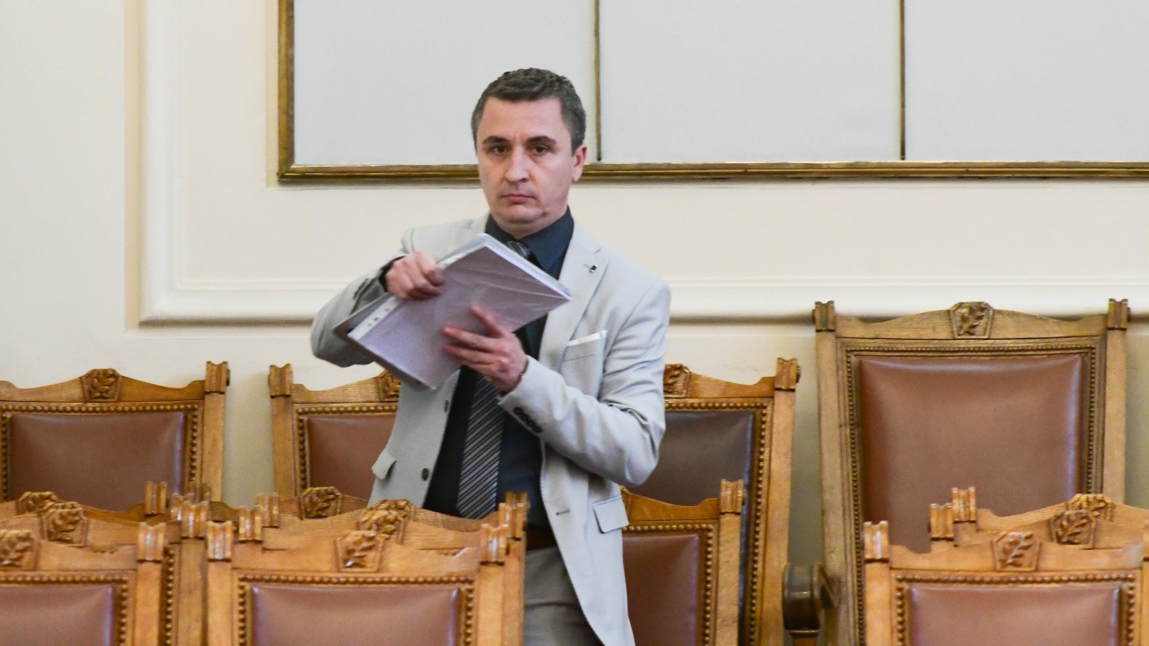 Изслушват Александър Николов в парламента
