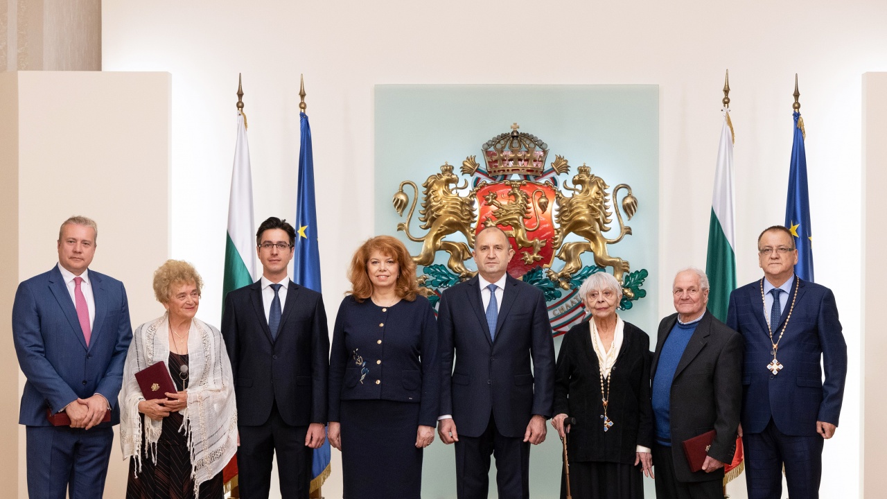 Президентът Румен Радев удостои с висши държавни отличия изявени дейци на културата