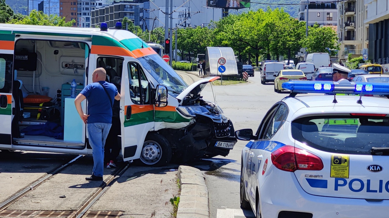 Линейка и кола катастрофираха в София