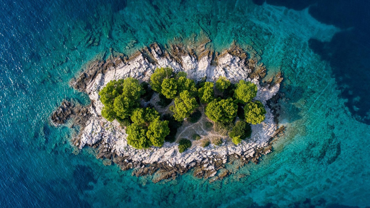 Малкият частен хърватски остров Мали Космач, в адриатическата Сплитско-далматинска област,