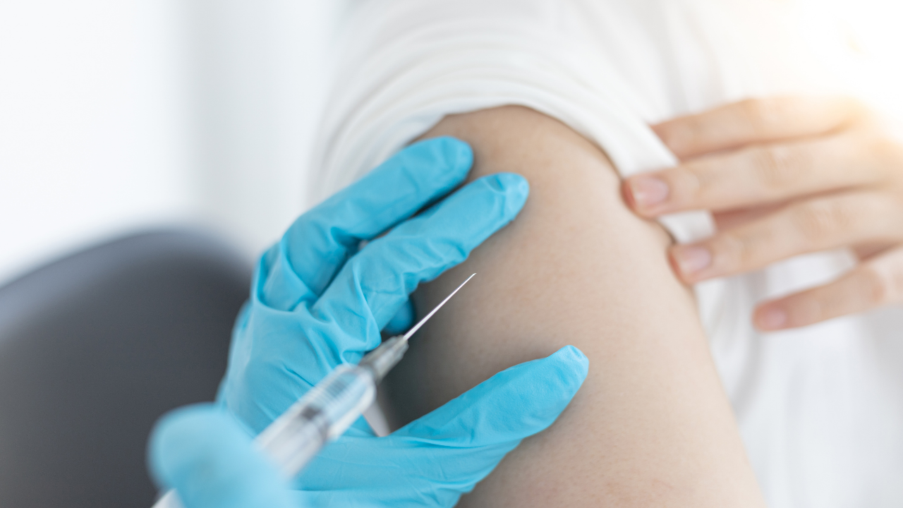 В пет лечебни заведения в столицата се ваксинират деца срещу COVID-19